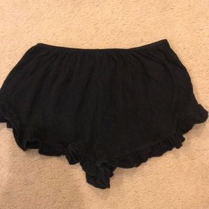 black ruffled shorts🤩
